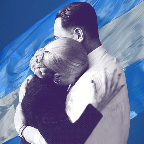 365diasdeperon2's tweet photo. Cuando abrazas a alguien, el alma se hace cómplice del silencio y los sentimientos fluyen para demostrar amor, perdón,paz, cariño, consuelo. Un abrazo mira de frente a la soledad y la vence por unos instantes y es que cada abrazo nos acomoda el alma. #Evita #Perón #PeronismoUnido https://t.co/NiOaOVF2pO
