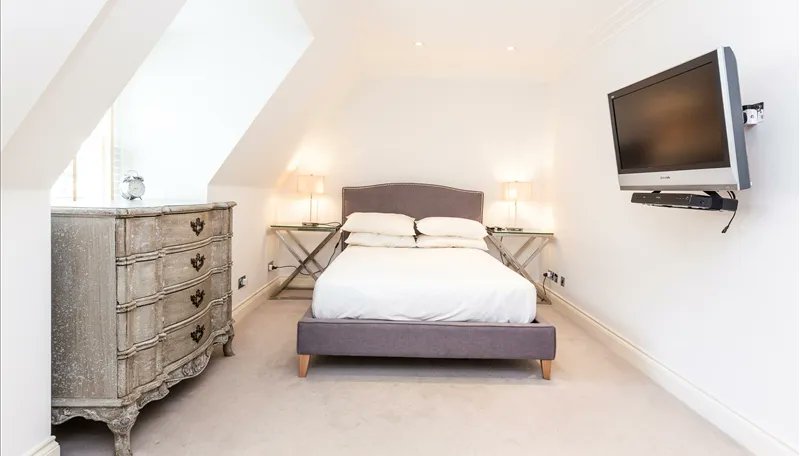 AmberandColtd's tweet photo. A magnificent fourth-floor apartment set within a small private block of four apartments has been individually designed with the highest specification allowing for space set in the heart of Mayfair https://t.co/1jByj8R8A5