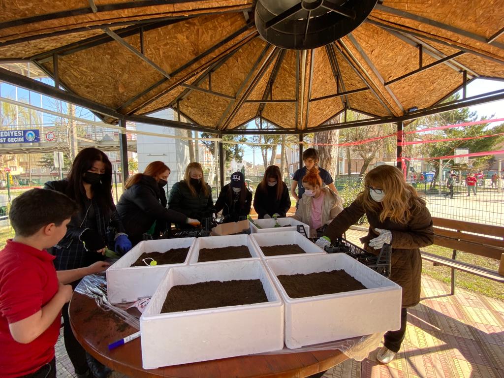 "TÜBİTAK 2209-A proje çalışmalarımız kapsamında İnönü İlkokulu’nda Atölye çalışması gerçekleştirildi. - Park ve Bahçe Bitkileri Bölümü - Bartın Üniversitesi" <a href="/BartinMYOPeyzaj/">Bartın MYO Peyzaj ve Süs Bitkileri Yetiştiriciliği</a> <a href="/bartin_myo/">Bartın Üniversitesi Bartın Meslek Yüksekokulu</a> <a href="/uzun_orhan/">ORHAN UZUN</a>  <a href="/GencLermi/">Ayşe Genç Lermi</a> <a href="/deniz_celik06/">Deniz Çelik</a> @bartinedu parkbahce.bartin.edu.tr/haberler/tubit…