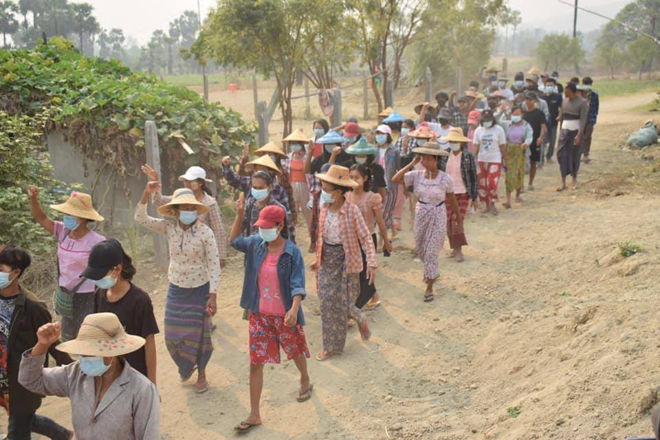 Chanchan1592003's tweet photo. 374th day of protest movement led by residents from villages of Yinmarbin and Salingyi Twps, Sagaing, marched against the MilitaryDictatorship. #VillagesBurntDownByJunta       #2022Mar19Coup         #WhatsHappeningInMyanmar https://t.co/d2I1hACE1h