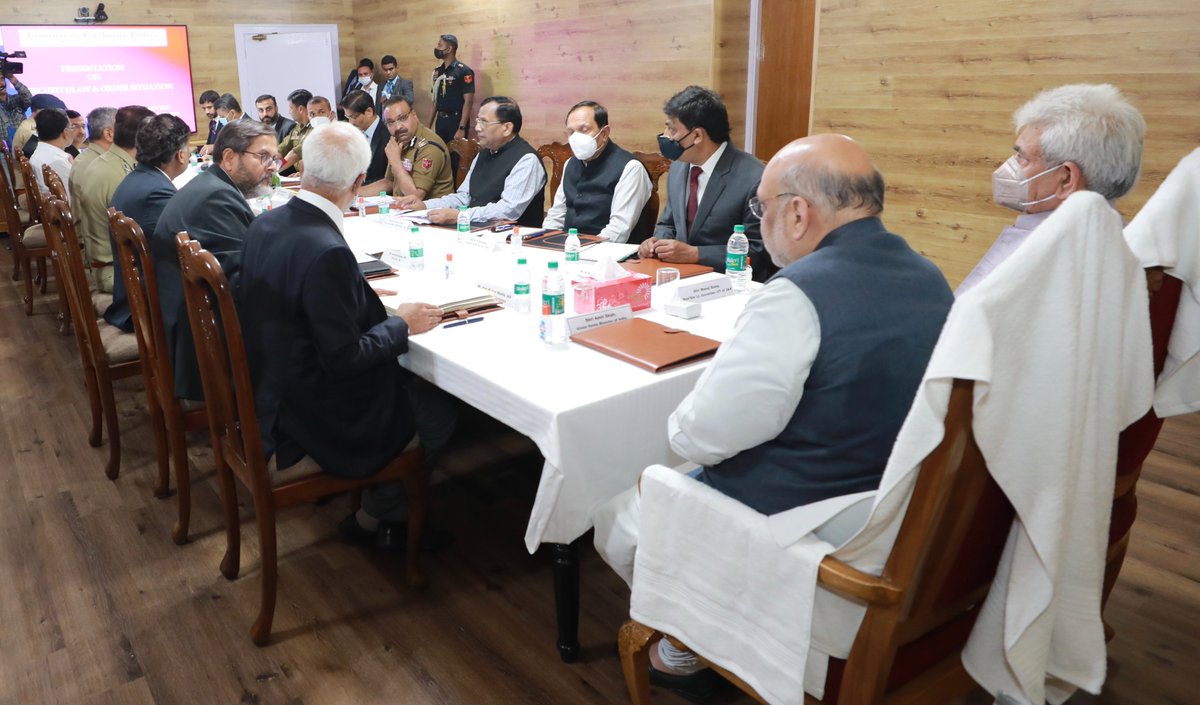 AmitShah's tweet photo. जम्मू में LG @manojsinha_ जी, J&amp;K पुलिस प्रशासन व सुरक्षा एजेंसियों के वरिष्ठ अधिकारियों के साथ बैठक कर J&amp;K की सुरक्षा व्यवस्था की समीक्षा की।

पीएम @narendramodi जी के नेतृत्व में आज हम आतंक व घुसपैठ से मुक्त एक शांत,विकसित और नये जम्मू-कश्मीर की दिशा में निरंतर आगे बढ़ रहे हैं। https://t.co/97IdCkp4ZM