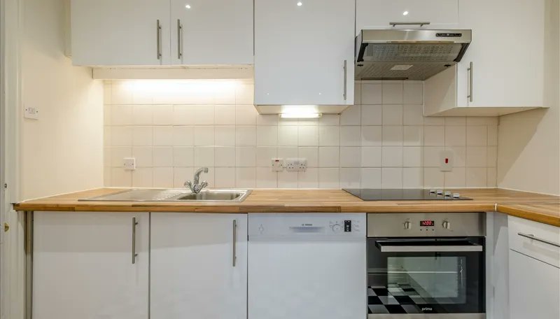 AmberandColtd's tweet photo. We are pleased to offer this 575 sq ft third floor, two bedroom apartment in this red brick period apartment building in the heart of fashionable Marylebone. https://t.co/tIxfhEmvA2