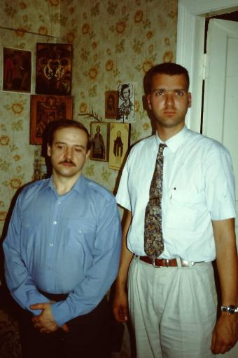 Gegen_die_AfD's tweet photo. Die komplette deutsche Rechtsextreme suchte seit Ende der 80er Jahre Kontakt zur russischen Rechtsextremen. Hier: Alexander Barkashov (links) mit Bela Ewald Althans (rechts), vermutlich im Jahr 1993. #Dugin #NoAfD #AfD #Althans https://t.co/DqKk7FXDuO