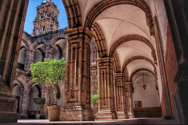 TurismoCelaya's tweet photo. A mí me tocó ser #Celayense y vaya que tuve suerte 🤩😉
¡Feliz inicio de semana! ✨
📸 @franmancera https://t.co/GBf2gV5njw