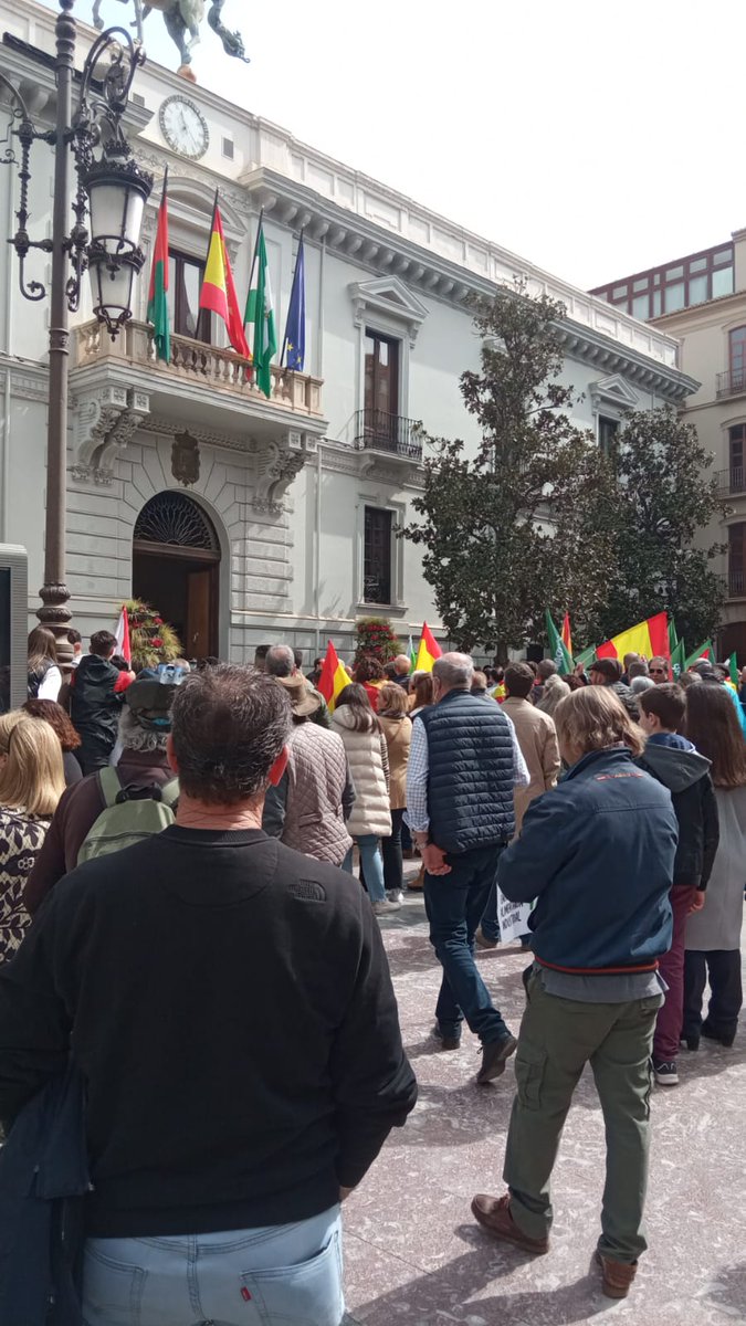 MeigaSr's tweet photo. Cuando suena el himno Nacional los UNIFORMADOS han d  cuadrarse y ponerse en el primer tiempo d saludo. Hoy ha sonado en la puerta dl Ayto de Granada y los dos apostados en la puerta, no lo ha hecho y se han reido d quién les ha dicho su obligación. Ha sido VERGONZOSO
@PoliciaGr https://t.co/cDi9hdjHU9
