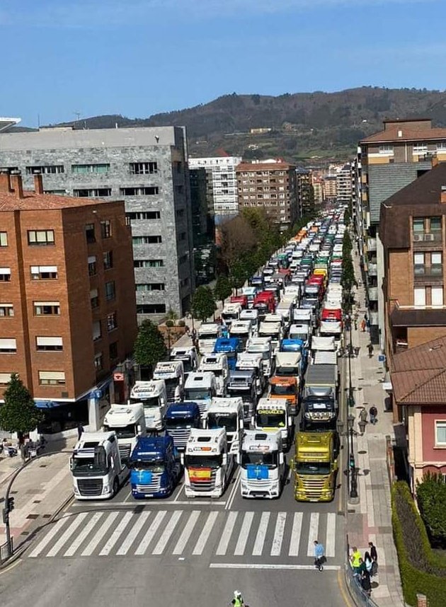 Agenda2030_'s tweet photo. Ciudadanos modélicos de progreso que necesitan dinero público para sus películas, a la izquierda.

Peligrosos boicoteadores de ultraderecha, a la derecha.

Yo dispongo el relato. 

Y serás feliz. https://t.co/pVZEPCL25O