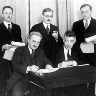 As the head of Amtorg, Saul Bron would personally look for and choose American partners who would help with the Soviet industrialization. One of Bron's first findings was a Detroit industrial architect Albert Kahn - here you see them signing a contract