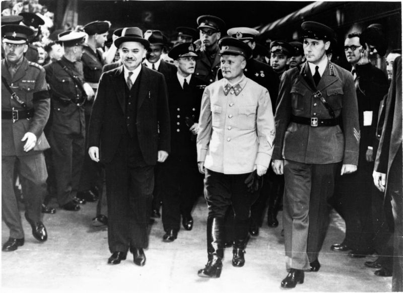 Stalin might not realise that immediately. He might have believed in his power and invincibility. The war started 22 June 1941 and only on 29 June Stalin realised how badly it& #39;s going. So on July 6 general Golikov flew to London to secure lend lease, beg for the US help