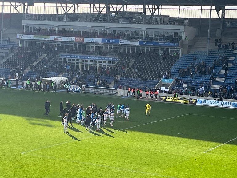 CoraLandshuter's tweet photo. Trotzdem #Spitzenreiter @1_FCM #fcmsvm @SektionTWFCM https://t.co/994854U2lU