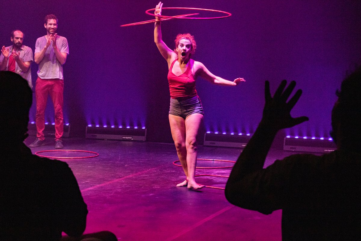 sescavpaulista's tweet image. Já tem programa para o fim de semana? O espetáculo circense Amálgama funde ritmo, precisão e improviso em números de malabarismo, acrobacia e dança. 🤹🏻‍♂️
🤳🏻Marque aquele amigue ou crush que curte circo e vem!
#Circo #Amalgama