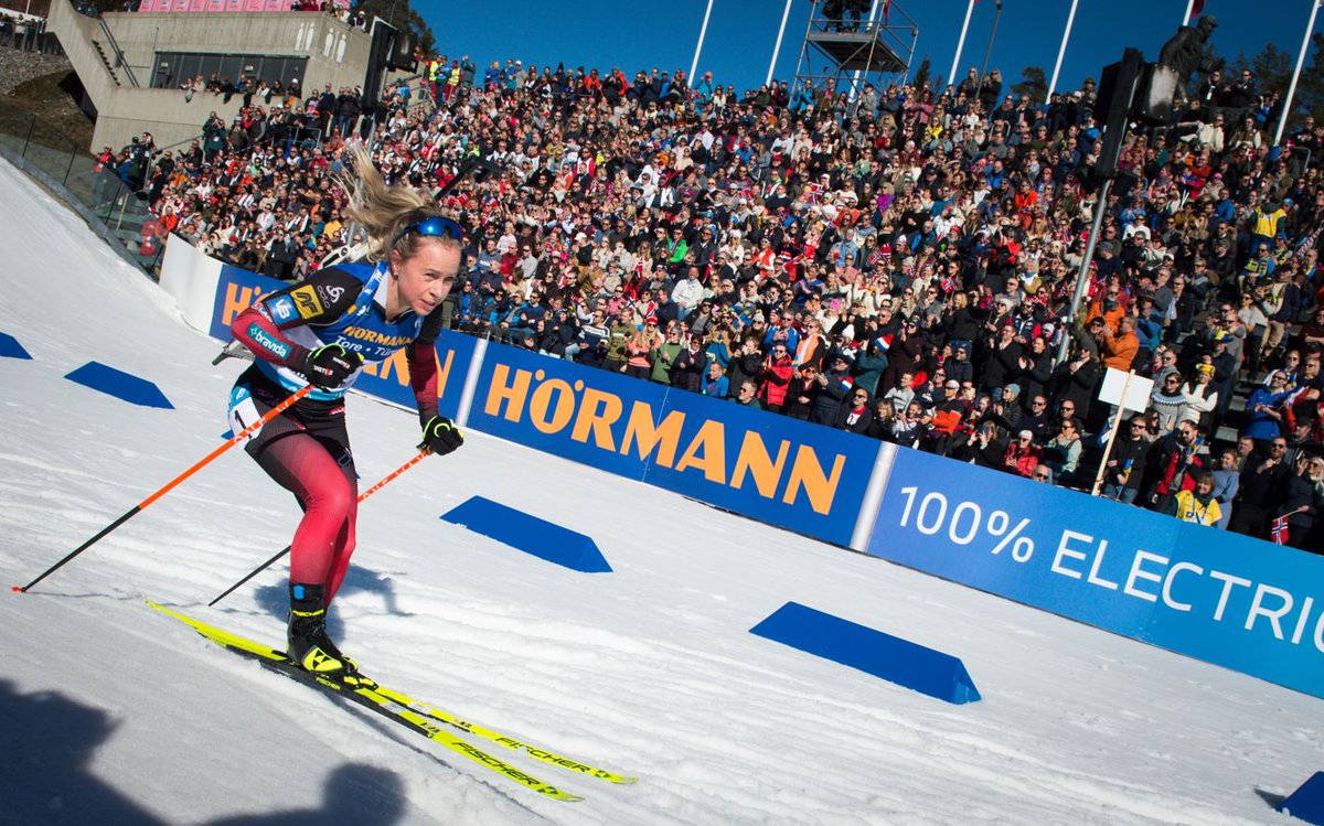 Tiril Eckhoff elsker å gå i Holmenkollen. 
I sesongavslutningen har hun gitt publikum valuta for pengene. Her fra lørdagens jaktstart - som hun vant. #biathlon