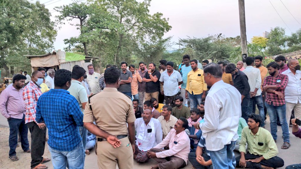 JSP_Guntur's tweet photo. చుండూరు మండలంలో @JanaSenaParty కార్యకర్తలను అకారణంగా పోలీస్ స్టేషన్ లో అక్రమంగా బంధించిన పోలీసు వారి తీరుకి నిరసనగా చుండూరు మండల జనసేన నాయకులు, కార్యకర్తలు పోలీస్ స్టేషన్ వద్ద బైఠాయించి నిరసన తెలిపారు. https://t.co/bMqsww8PNH