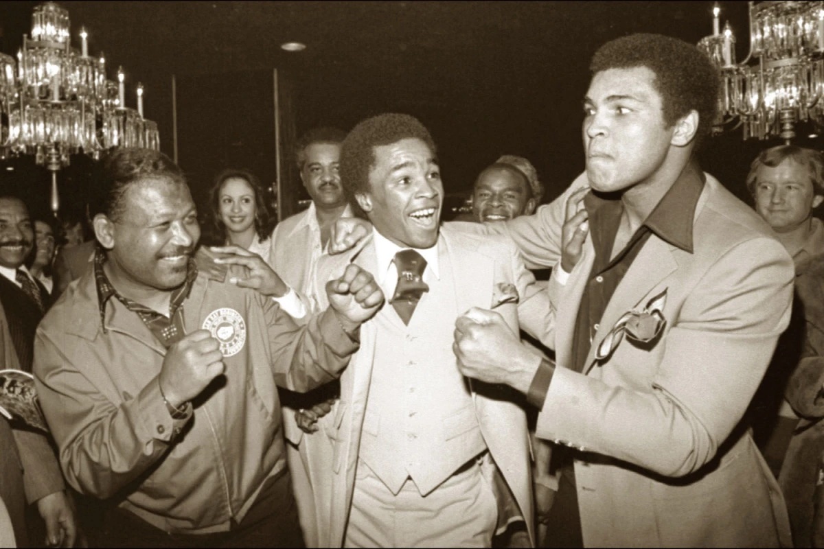 BoxingHistory's tweet photo. "Sugar" Ray Leonard stands between "Sugar" Ray Robinson and Muhammad Ali. https://t.co/lkTPAaB2y7