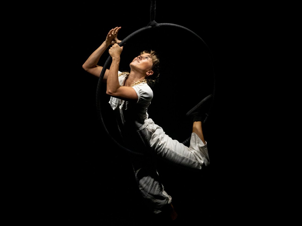 sescavpaulista's tweet image. Já tem programa para o fim de semana? O espetáculo circense Amálgama funde ritmo, precisão e improviso em números de malabarismo, acrobacia e dança. 🤹🏻‍♂️
🤳🏻Marque aquele amigue ou crush que curte circo e vem!
#Circo #Amalgama