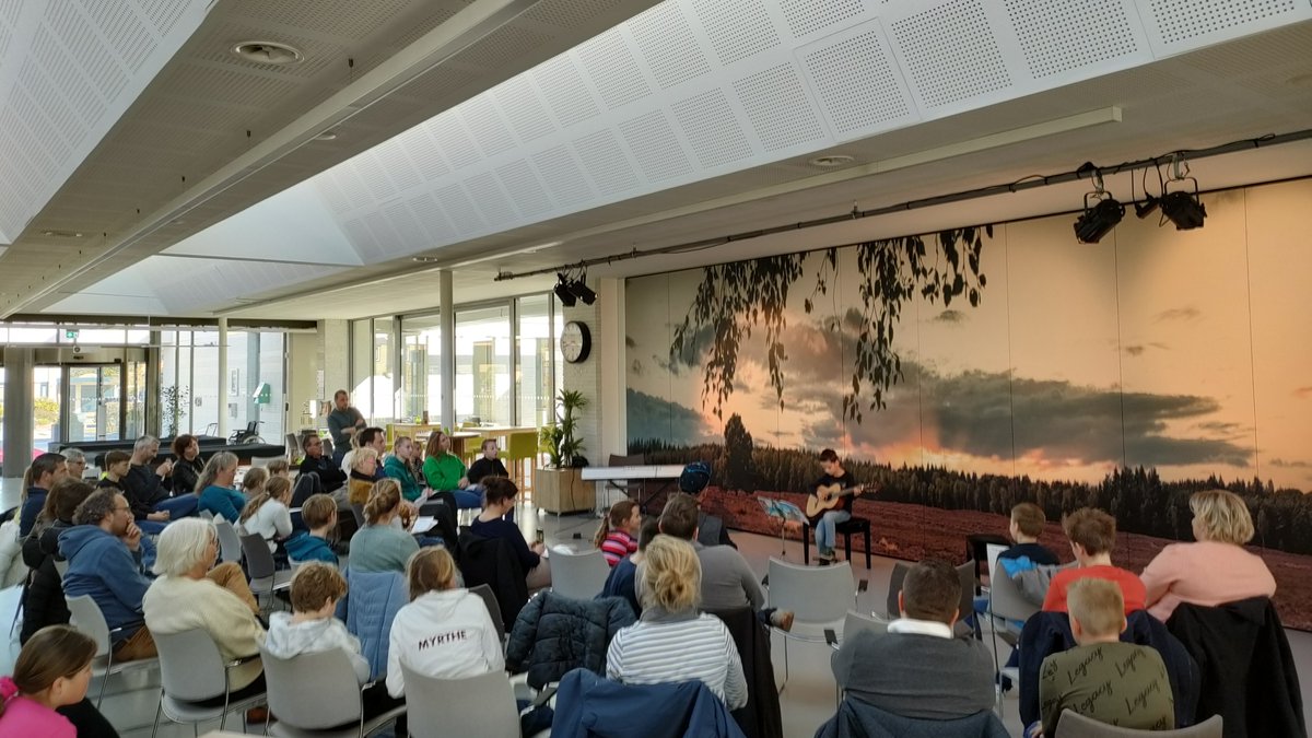 tomedskes's tweet photo. Vanmiddag was het weer zo ver: 

Het Voorspeeluur! 

Dit keer voor mijn leerlingen bij @CultuurpleinNV in Heerde. 

Fijn om dit weer te kunnen doen. https://t.co/KIl3BfJqOY