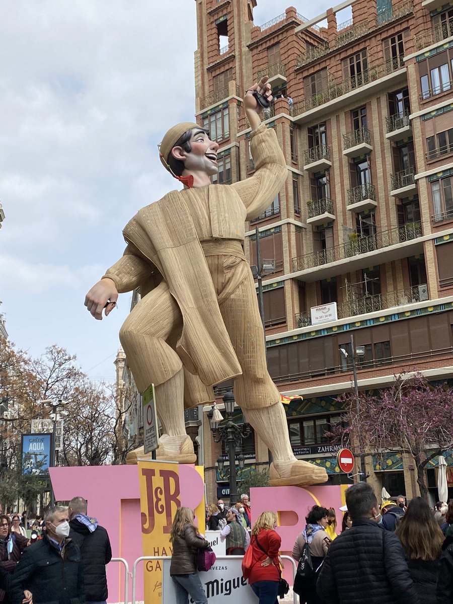 hemma1259's tweet photo. Armossar, turisme, falles, dinar y molta.. molta molta bona companya. #YaEstemEnFalles #PreludeToSummer https://t.co/sSVL1B5l9v