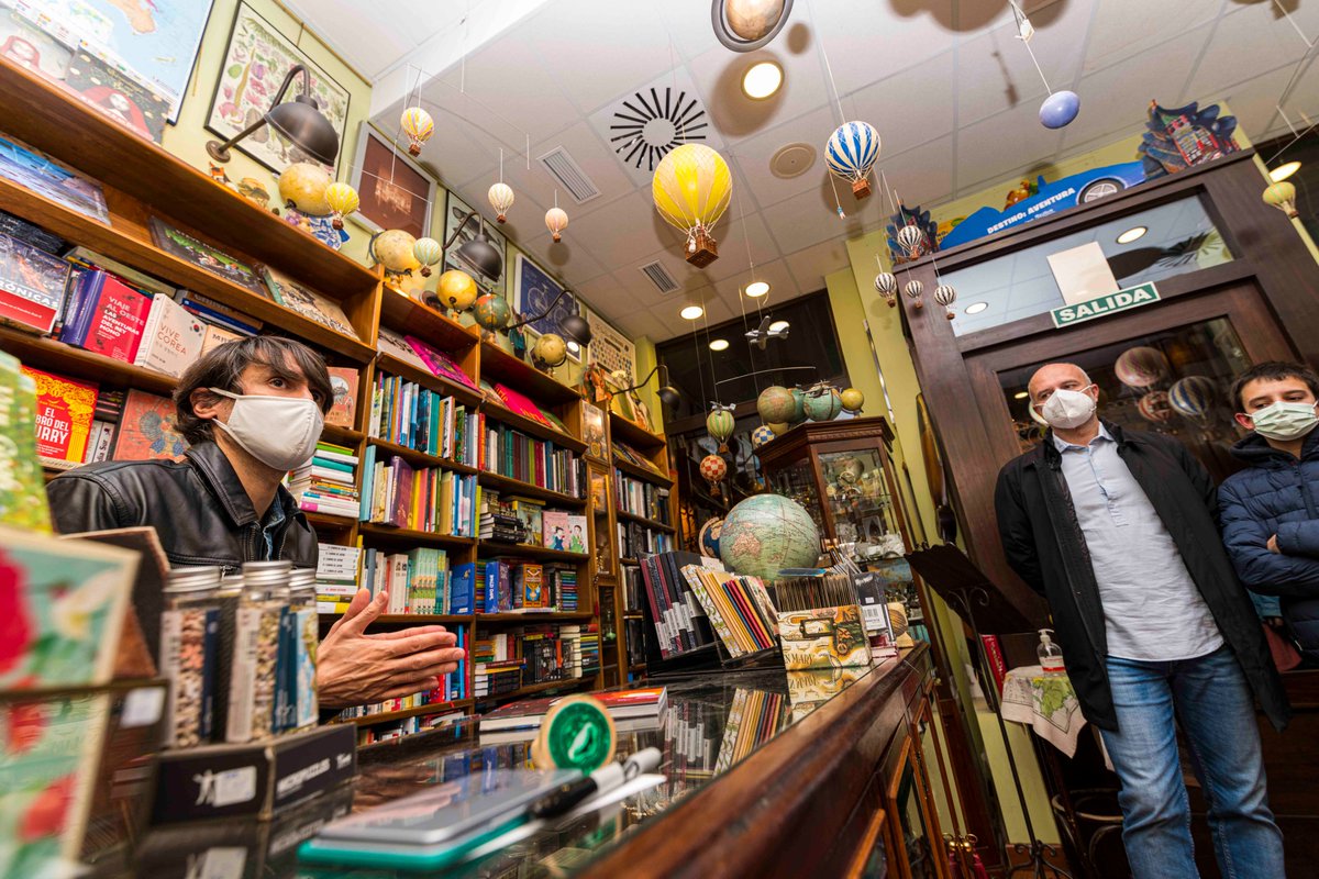 chocotuits's tweet photo. Gracias a todo el mundo que estuvo ayer en la presentación de https://t.co/kUPkSDd5jc en la librería @mapasycia de Málaga ❤️

📷Fotos del gran @gabyrodrigo https://t.co/0cXt1K2nbE