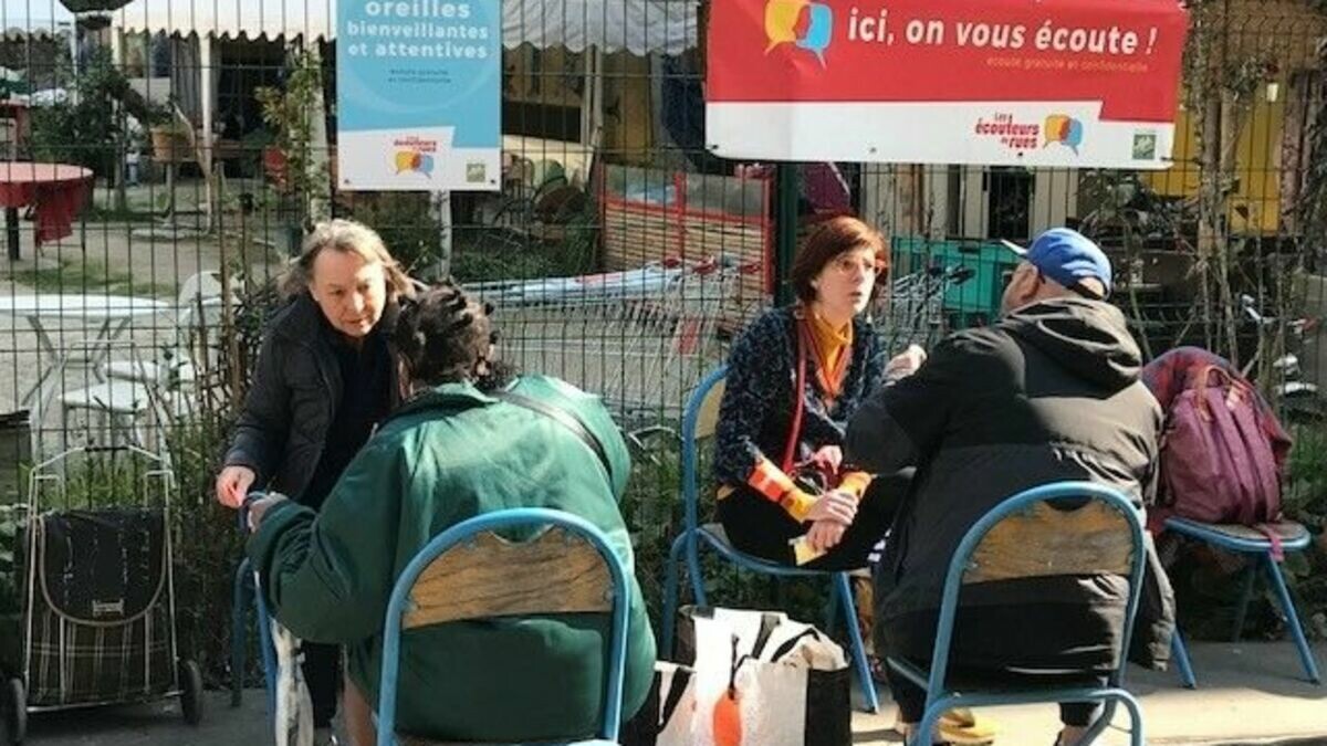 LeParisien_75's tweet photo. «Un sourire, un échange ça fait du bien !» : à Paris, les écouteurs de rue prêtent une oreille attentive
➡️ https://t.co/JFBmYiCSte https://t.co/xJfQsgJSv5