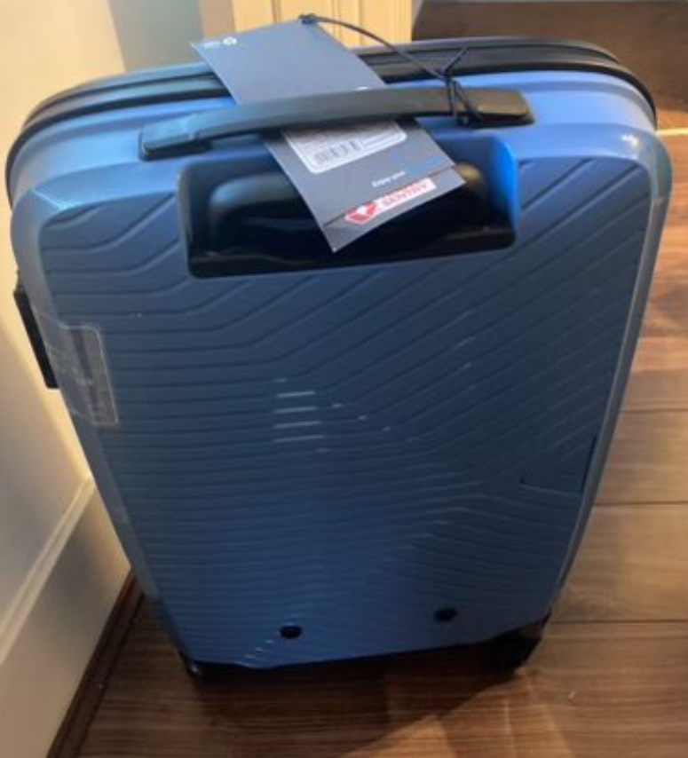LNER's tweet photo. 🧳 Have you picked up this suitcase by mistake on the 07:30 from London King's Cross this morning? It has some wrapped birthday presents and sentimental items inside.

Just let us know and we'll help get it back. Its owner would be very grateful! #lostproperty https://t.co/BHv4A8uDds
