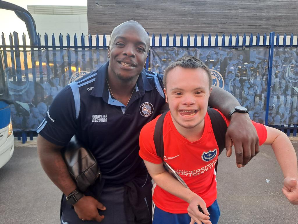 AndyFord33107's tweet photo. Two legends after the #Pompey game today @daRealAkinfenwa π https://t.co/KnAldnW5OY