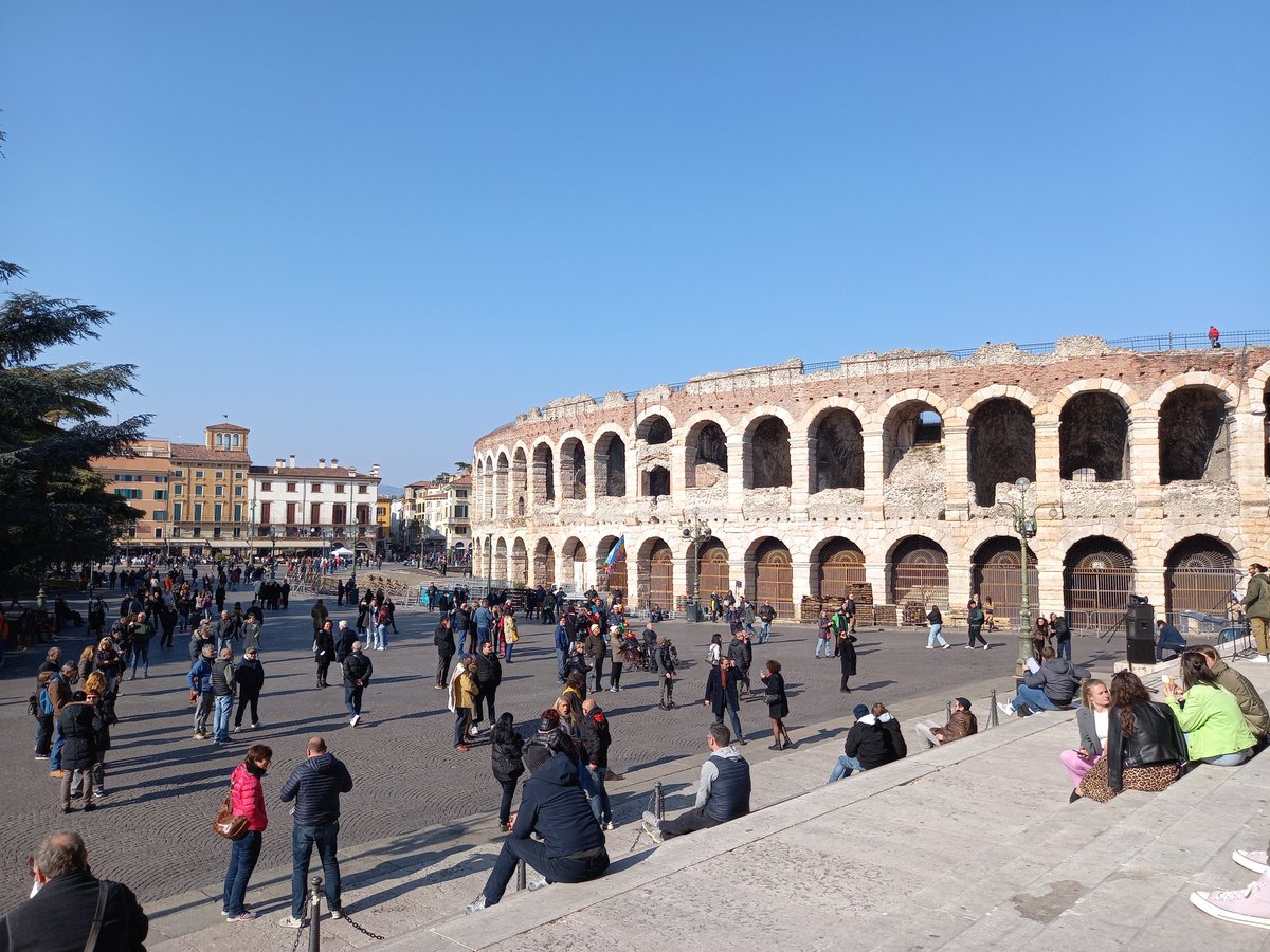 Migliaia di persone riunite per manifestare contro il passaporto verde. Si respira aria di libertà a Verona 🌿🕊