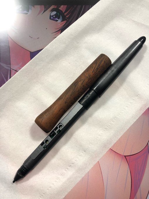 愛用してる螺旋工務店さんのWacomペン用木製グリップ。
もはやこれがないと絵が描けないくらい手に馴染んできてたんだけど、極薄神精度の木材であるがゆえに汗等の水分を吸って乾いてを繰り返してついにひび割れが…
内側を極薄く削って樹脂で固めて復活させましたー。
まだまだ愛用しますよー 
