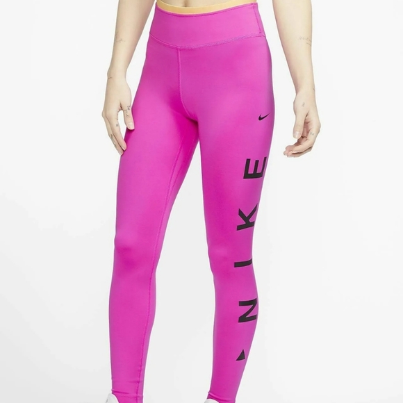 clarice918's tweet photo. So good I had to share! Check out all the items I'm loving on @Poshmarkapp #poshmark #fashion #style #shopmycloset #nike: https://t.co/BsJYtjdzD7 https://t.co/M9xpvRdAnz