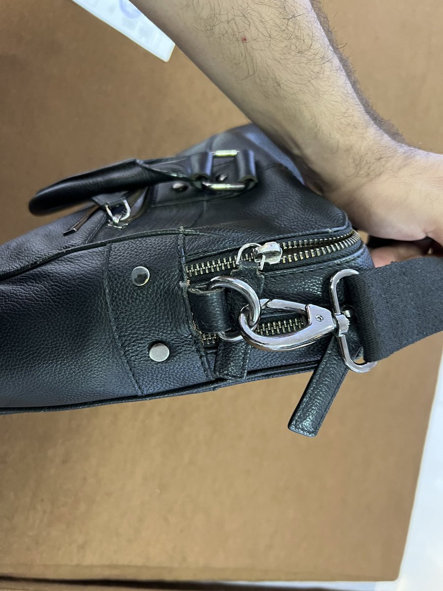 Sandeep16Sj's tweet photo. I purchase this bag. Due to some product defects. The bag is exchangeable under warranty. But now they don’t have same bag and telling me buy other samsonite bag which i didnt like. This is not a way to treat after purchases @MySamsonite @SamsoniteIndia @baginnov https://t.co/f4ct5UNAmb