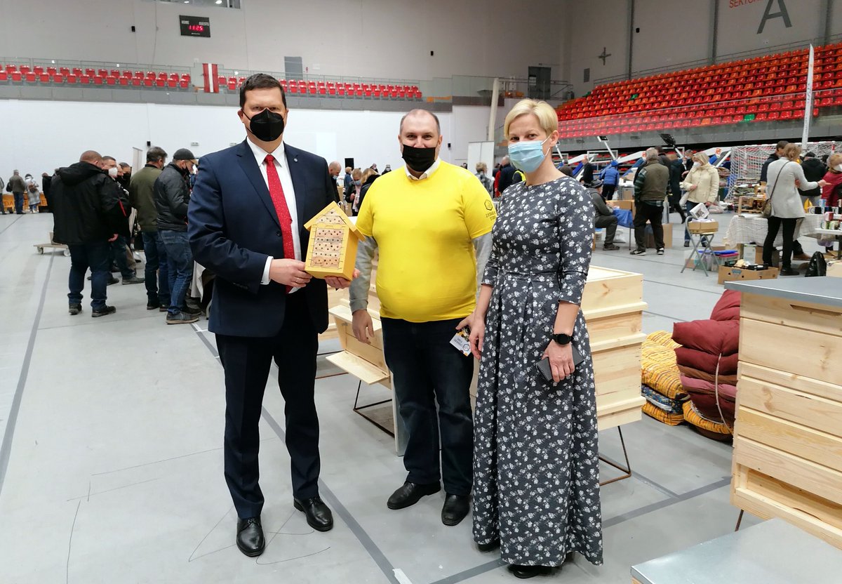KasparsGerhards's tweet photo. Biškopju pavasara konferencē pārrunājām nozares izaicinājumus. Viens no tiem–zaudējumu segšana, ja medū konstatētas pesticīdu atliekvielas, bet nav konstatēti AAL lietošanas pārkāpumi. Te risinājums varētu būt vienota apdrošināšanas sistēma. Strādāsim kopā, lai tādu izveidotu. https://t.co/UGg4umpLzl