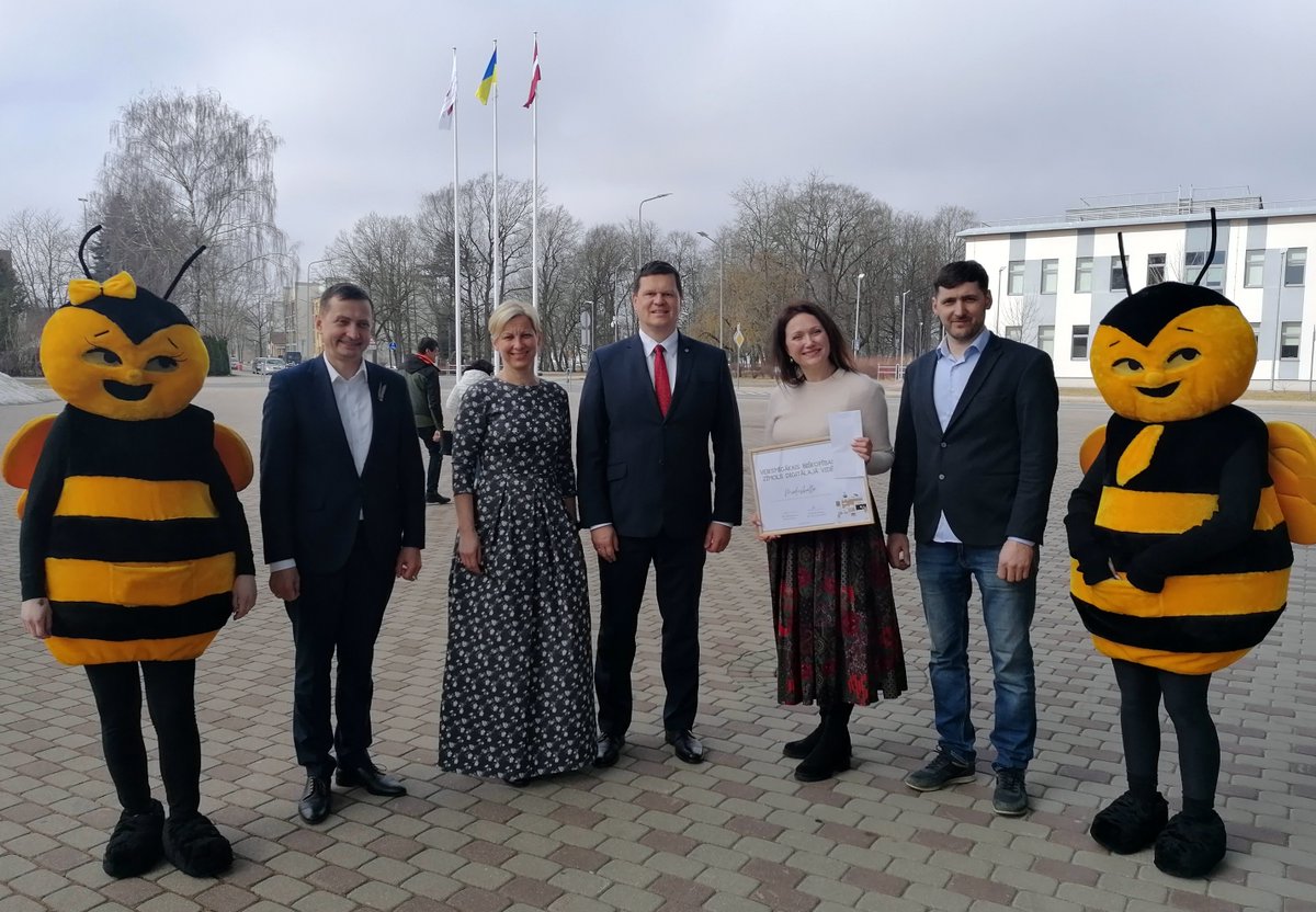 KasparsGerhards's tweet photo. Biškopju pavasara konferencē pārrunājām nozares izaicinājumus. Viens no tiem–zaudējumu segšana, ja medū konstatētas pesticīdu atliekvielas, bet nav konstatēti AAL lietošanas pārkāpumi. Te risinājums varētu būt vienota apdrošināšanas sistēma. Strādāsim kopā, lai tādu izveidotu. https://t.co/UGg4umpLzl