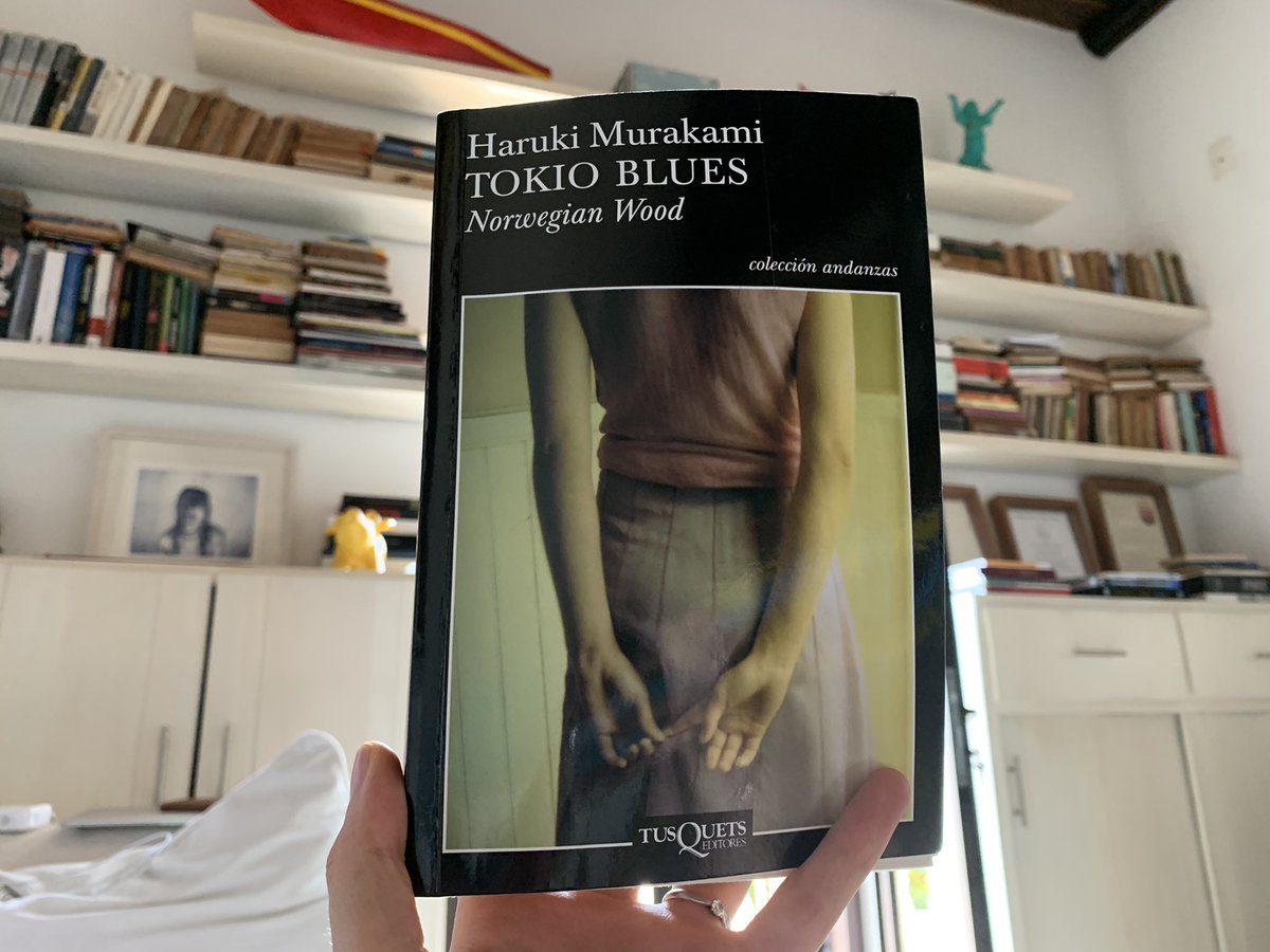 maria_mimia's tweet image. Murakami, mi amor.Llevo años leyendo a este autor con una relación adictiva-tóxica, y casi lo había superado, hasta que encontré Tokio Blues. El logra convertir lo ordinario en extraordinario. Lo anodino en mágico. Y llenarlo de un velo misterioso con el que uno se quiere cubrir.