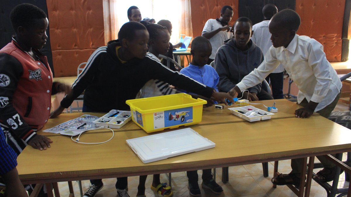 iCONSHUB2's tweet photo. Today's Free Robotics Bootcamp partnership with @Edutab_Africa was an unbridled success! Kids between the ages of 8-16 years turned up in numbers to equip themselves with learning and building skills as well as a fun-based experience from both the EduTab &amp; iCONS HUB teams!! https://t.co/AOOppaoOY0