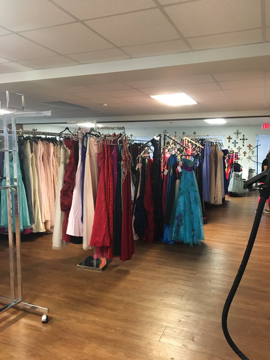 EmilyCook_TX's tweet photo. Our @27DressProject 2022 is in full swing. First customer this am, prom is *2night* &amp; her dress didn’t come in. She found the perfect dress in 30 mins! ☺️☺️😍 https://t.co/OoviqYRflI