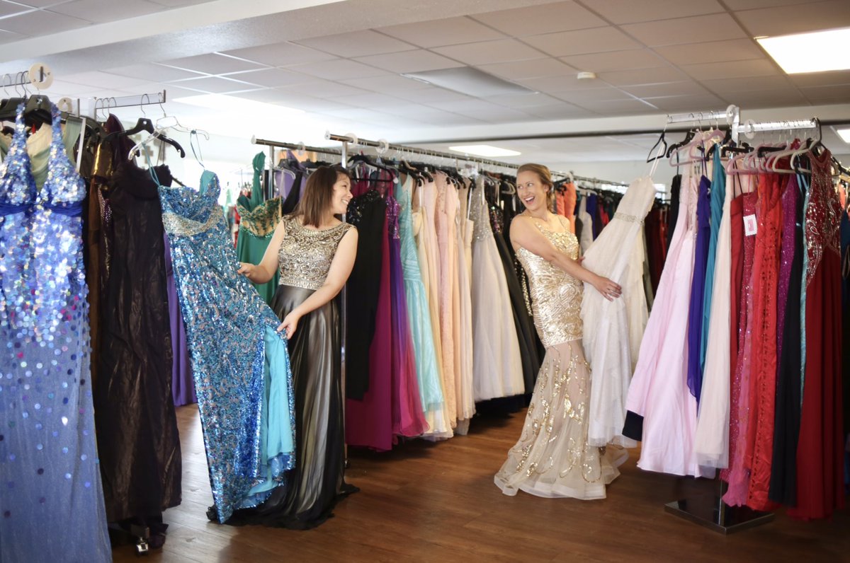 EmilyCook_TX's tweet photo. Our @27DressProject 2022 is in full swing. First customer this am, prom is *2night* &amp; her dress didn’t come in. She found the perfect dress in 30 mins! ☺️☺️😍 https://t.co/OoviqYRflI