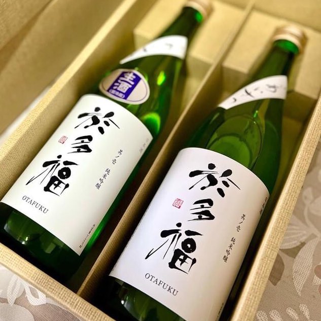 syukaku's tweet photo. 吟醸酒発祥の地、東広島市安芸津町の柄酒造九代目が杜氏として初めて作ったお酒『於多福.純米吟醸.ごあいさつ』のロゴを揮毫させて頂きました。

いいお酒です。⁣
現在送料無料CP中。
詳しくは柄酒造HPをご覧下さい。
https://t.co/kaHjmLPZid

#日本酒 #日本酒ラベル #日本酒ロゴ #柄酒造 #於多福 https://t.co/qLM6YtASoI