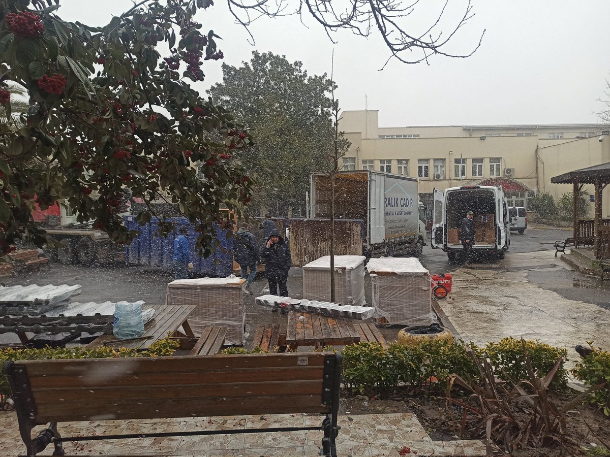 Okula öğrencilerin gelemediği hava koşullarında okulda az öğrenci olmasını fırsat bilerek, Espresso Lab inşaatına yapımına başladılar. Bu okul bizim, kütüphanemizden çıkmıyoruz!