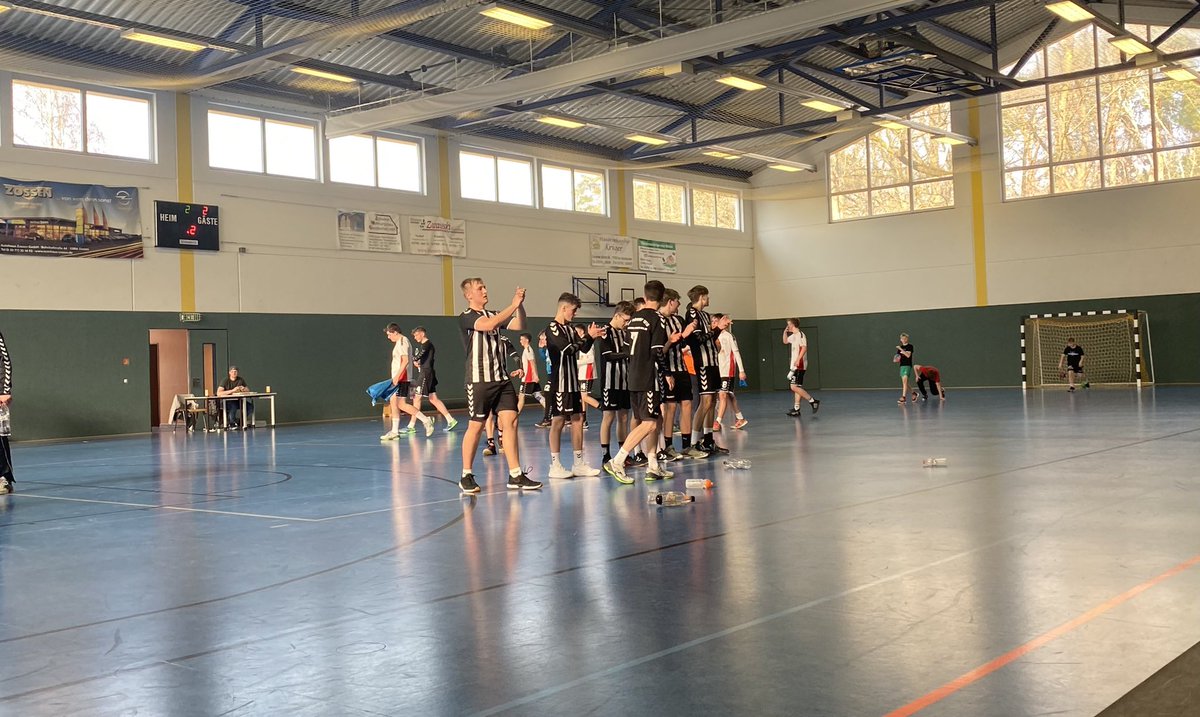 wolfsrudel1910's tweet photo. Das erste Heimspiel des Tages endet siegreich. Die männliche A-Jugend bezwingt den Ludwigsfelder HC mit 33:27. 💪🏼💪🏼💪🏼 https://t.co/TMFdC1nBHN