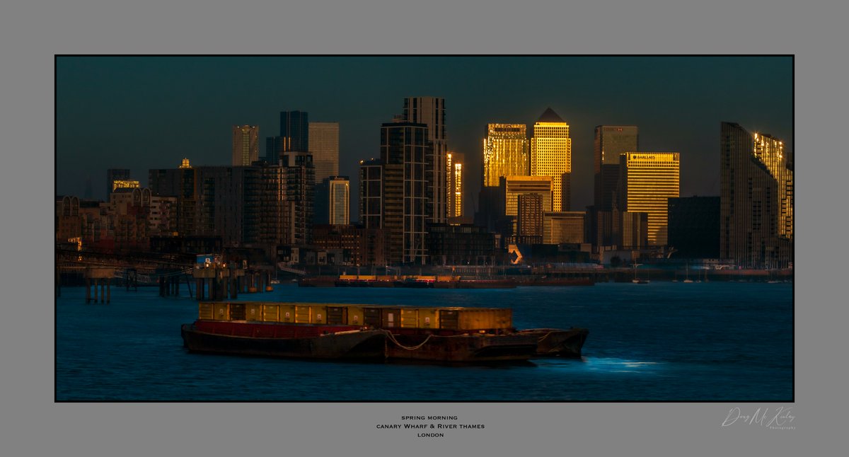 What a gorgeous morning today, it really felt like winter is over. This, just as the sun was breaking the horizon behind me...hot coffee in hand of course...
#canarywharf #riverthames #springmorning #canonuk #landscapephotography #cityscape #longexposure
