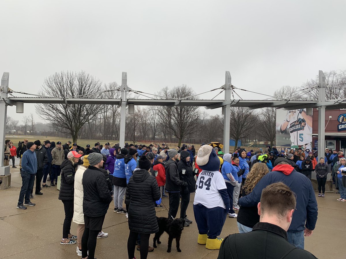 Great turnout in the rain for the @WalkingHomeHRI Walk to End Homelessness. Great crew from <a href="/ConsumersEnergy/">Consumers Energy</a> at our refreshment stop.
