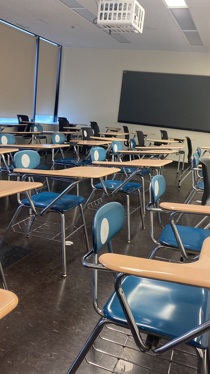 Kayyyf__'s tweet photo. I’m early … I wanted to come in later for dramatic effect cause my outfit is BOMB… guess not 😩 I’ll have to stand up to “use the bathroom” later then. #WomenAndGenderStudiesClass #SaturdayClass https://t.co/VKluG7mTla