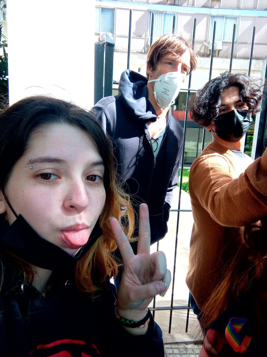 wrightista's tweet image. ESTABA ESPERANDO A LOS STROKES Y CONOCÍ A IVAN DE PINEDA