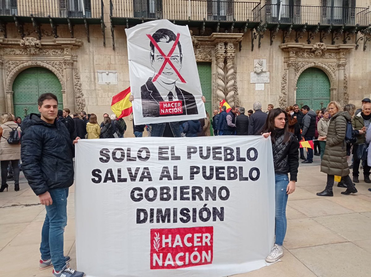 HN_Alicante's tweet photo. #Alicante | Jornada de protesta frente a la subida de precios y para exigir #GobiernoDimision 

España no merece un Gobierno que sirva intereses ajenos a los del pueblo español.

Si crees que ha llegado la hora luchar por tus derechos ¡afíliate!
⚒️🫒 https://t.co/0ZknFeVs6D https://t.co/zyt1i0W8la