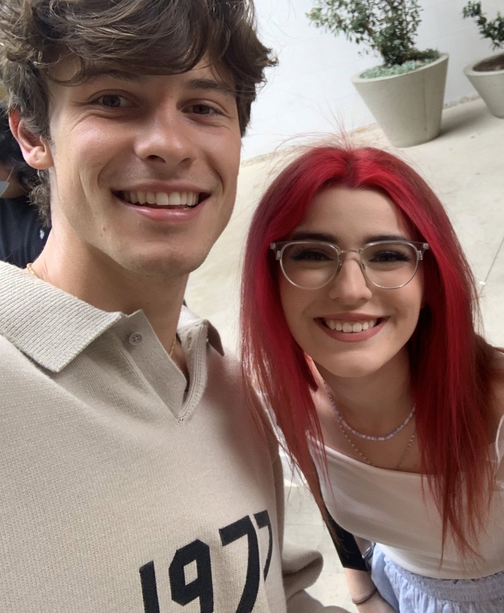 eternlshawn's tweet photo. so happy to finally meet u after so long @ShawnMendes 💜 https://t.co/3mMCHpoWu4