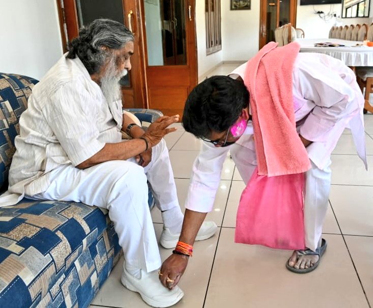 HemantSorenJMM's tweet photo. होली और प्रकृति पर्व बाहा पोरोब के अवसर पर आदरणीय बाबा दिशोम गुरुजी तथा माँ से आशीर्वाद लिया। 
सभी राज्यवासियों को होली और बाहा पोरोब की पुनः अनेक-अनेक शुभकामनाएं और जोहार। https://t.co/XcrgafT3od