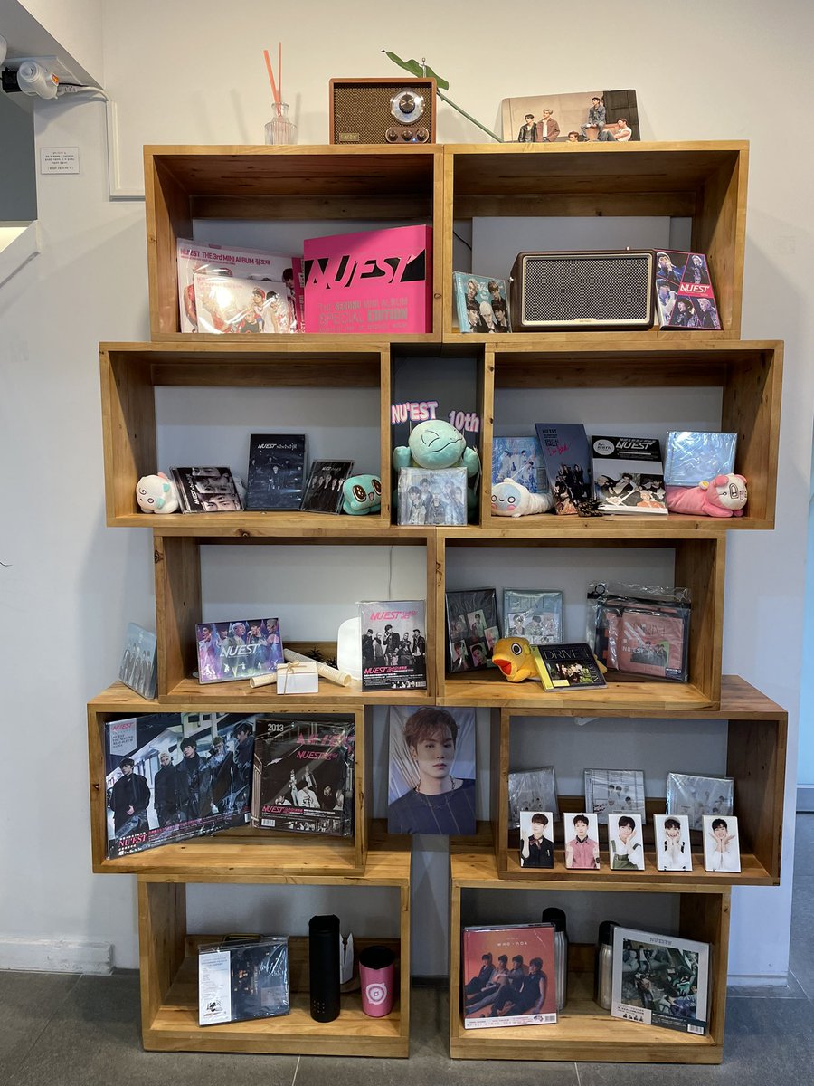 janinekwon_'s tweet photo. 9. NU’EST 10th Year Anniversary Cafe Event (1) by @nuest_10th 
📍Yongsan Goldmoon Cafe 골드문

BEST of BEST collection of NU’EST goods🥺❤️

#함께한_시간만큼_더자란_마음
#뉴이스트_고마워_행복을_응원해 https://t.co/me0BwMrBi0