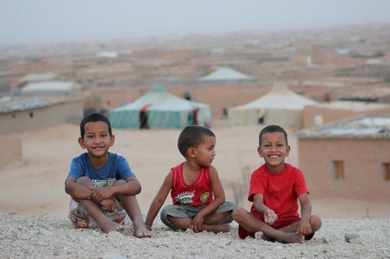 Por favor que alguien me explique cuál es la diferencia entre los refugiados de Ucrania y los refugiados saharauis.

Que alguien me dé una explicación de por que España acoge a unos y traiciona a otros.