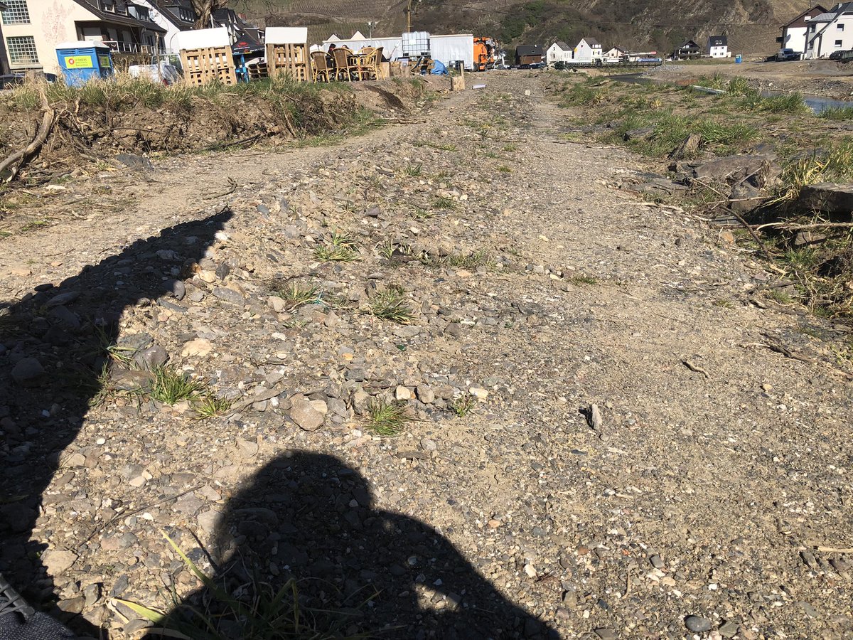 Bahnstrecke ohne Bahngleise, nur Schotter.