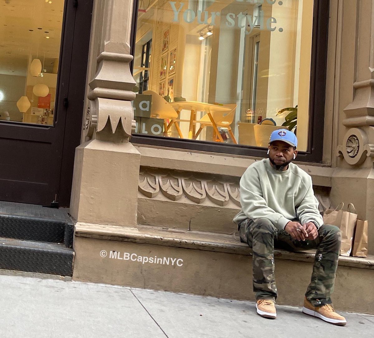 Eric11714's tweet photo. It’s that time of year where #baseballcaps appear and this guy continues his ongoing #mlbcapsinnyc #photoscavenger hunt https://t.co/ltNnxDfgsG #nycphotography #streetphotography https://t.co/mTelnQxkFD