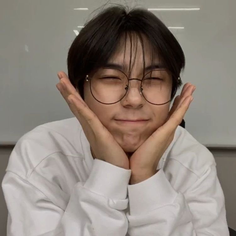 AHNLOOKS's tweet photo. what a legendary vlive looks like https://t.co/NiwawqCpbD