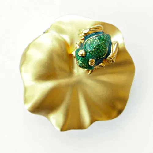 FlotsamMich's tweet photo. Beautifully collectible - Estee Lauder solid perfume compact of a frog on a lilypad. #perfumecompact #collectible #EsteeLauder #frog #Knowing https://t.co/gG9Kastyy1 https://t.co/Dz8oqs7ztj